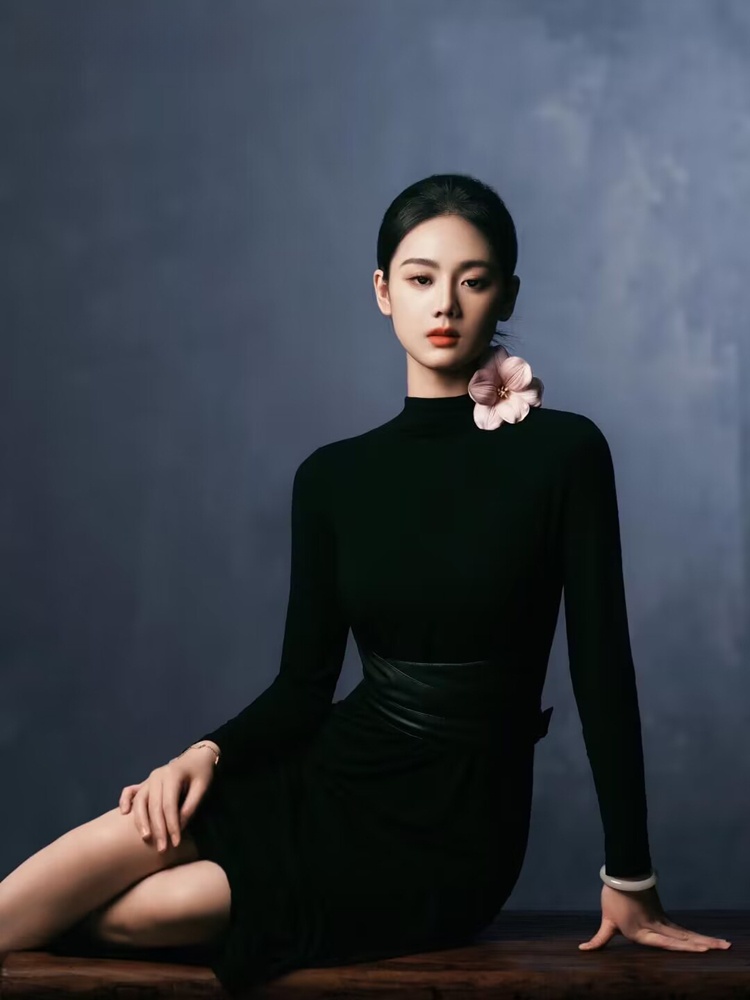 Ethnic Fashion Dress - Gaun Fotografi Potret Hitam Sederhana Mewah